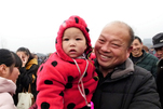 Ehrentor vor Industrielandschaft in Henan – ©  Stefan Schomann